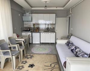 a living room with a couch and a table at Kuğu Apart Pansiyon in Sinop