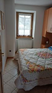 a bedroom with two beds and a window at Sambor apartment in Oga