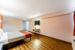 Cette chambre comprend un lit et une petite table. dans l'établissement Motel 6-San Antonio, TX - South WW White Rd, à San Antonio