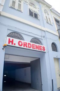 um edifício branco com um sinal que lê h limpers em Hotel Ordenes (Adult Only) no Rio de Janeiro