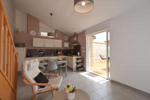 a kitchen and living room with a table and chairs at Pause campagne in Fagnières