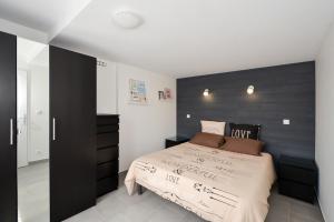 a bedroom with a large bed with a black headboard at Pause campagne in Fagnières