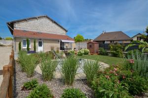 a garden in front of a house at Pause campagne in Fagnières