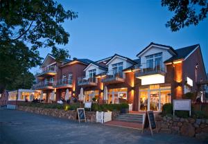 uma fila de casas numa rua à noite em StrandHotel Seeblick, Ostseebad Heikendorf em Heikendorf