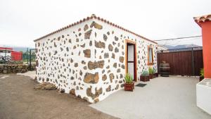 a building with a stone wall at Casita Las Lajas in El Paso