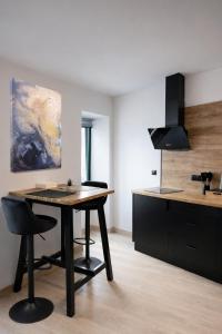 a kitchen with a table and chairs in a room at Apartamento exclusivo Muralla de Lugo 1.1 in Lugo