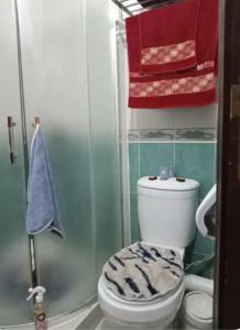 ein Badezimmer mit Toilette und Handtüchern in einer Dusche in der Unterkunft Confort Flat in Salé