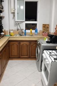 eine Küche mit Spüle und Waschmaschine in der Unterkunft Confort Flat in Salé