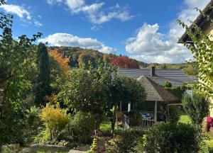 a view of a house with a garden at Idyllische Wohnung in ruhiger Lage Nähe BAB A6! in Illschwang