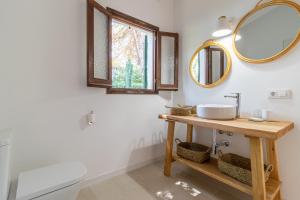 a bathroom with a sink and a mirror at Villa Linda by 3VILLAS in Son Parc
