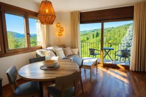 a living room with a table and a couch at Allotjaments Vall de Muntanyes in Molló