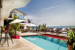 The swimming pool at or close to Le Relais de Marambaia