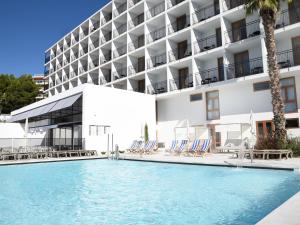 a swimming pool in front of a hotel at Hotel SunClub CalaVinya in Salou