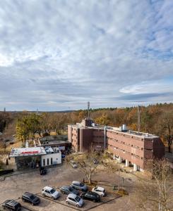 ein Parkplatz mit Autos, die vor einem Gebäude geparkt sind in der Unterkunft Hotel Grunewald in Berlin + 80 Fotos