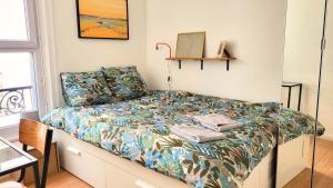 a bedroom with a bed with towels on it at ZenDay studio proche de Paris in Ivry-sur-Seine