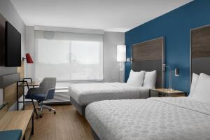 a hotel room with two beds and a desk at Tru By Hilton Stockbridge in Stockbridge +39 photos