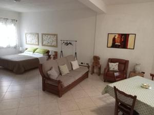 a living room with a couch and a bed at Il rifugio dello scultore in Niscemi