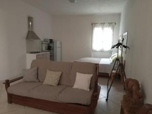 a living room with a couch and a bed at Il rifugio dello scultore in Niscemi +6 photos