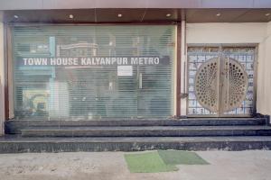 a front window of a town house kaanapalima metro at FabHotel Metro Inn in Kānpur +25 photos