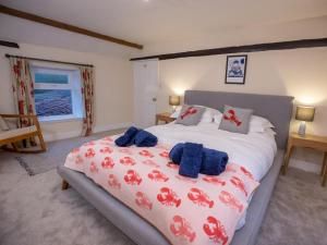 a bedroom with a large bed with blue towels on it at 3 Bed in Kings Lynn oc-43950 in Docking