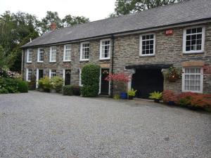 an old brick house with a driveway at 2 Bed in Llandysul oc-79199 in Felindre