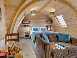 a bedroom with a bed and a couch in a room at 1 Bed in Shrewsbury oc-93394 in Leighton