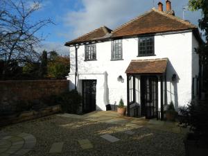 ヘンリー・オン・テムズにあるHenry VIII Cottage in the heart of Henleyの白い家