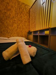 a pair of towels laying on top of a bed at Chalet di città in Rome