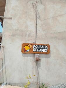 a sign on the side of a building at Pousada degamix in Barroquinha +1 photo