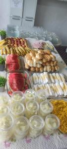 a table topped with lots of different types of food at Durmaaquislz in São Luís