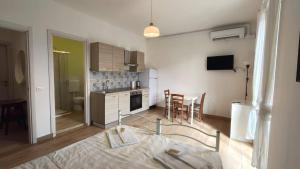 a room with a kitchen and a dining room at Casa Noa in Crema