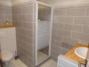 Ein Badezimmer in der Unterkunft L'estaou