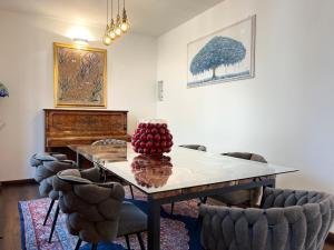 a dining room with a table and chairs at Menaggio Lake Como Elegance in Menaggio