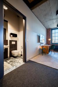 a bathroom with a toilet and a sink in a room at ON Rooms Łódź in Łódź