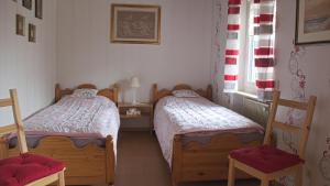 a bedroom with two beds and a window at Ferienwohnung am Gipsberg in Merzig