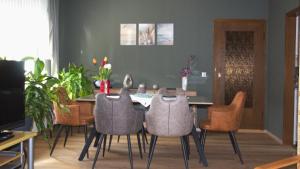 a dining room with a table and chairs at Ferienwohnung am Gipsberg in Merzig