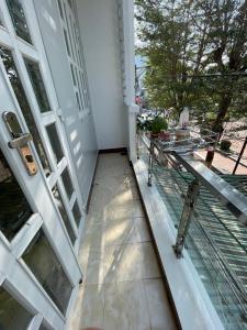 a balcony of a house with a table and a view at Nhà trọ Hữu Đặng, gần Miếu Bà Chúa Xứ Núi Sam in Chau Doc