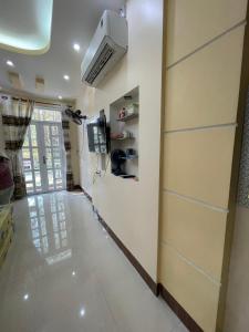 a corridor of a room with a tv on a wall at Nhà trọ Hữu Đặng, gần Miếu Bà Chúa Xứ Núi Sam in Chau Doc