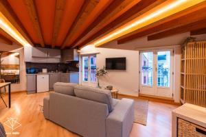 a living room with a couch and a kitchen at EDIFICIO Aire Morito Rozando las Agujas de la Catedral de Burgos in Burgos
