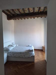 a bedroom with a bed and a wooden floor at Appartamento Ansidei 3 in Perugia