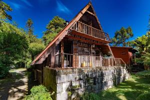 an old house on a stone wall at Rosa Chalé do Vô Walter in Gramado