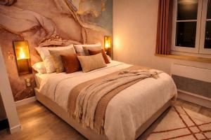 a bedroom with a large bed with pillows at MRODBNB - Escapade Romantique - Appart Neuf- 25m Plage & Resto - Ciné - Popcorn - Ciel de Pluie XXL in Cancale +6 photos