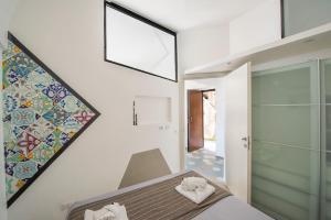 a bedroom with a bed with towels on it at La mia casetta al mare in Minori