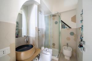 a bathroom with a tub and a toilet and a shower at La mia casetta al mare in Minori