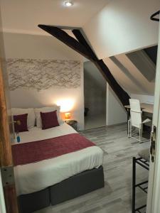 ein Schlafzimmer mit einem großen Bett und einem Tisch in der Unterkunft Chambre d'hôte près de Pairi Daiza Mons ENGYH house 1 in Lens