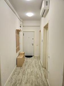 an empty room with a hallway with a door at Garsonieră O&M in Craiova +2 photos