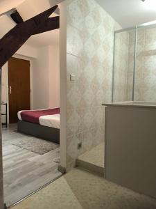 ein Schlafzimmer mit Bett und Glasdusche in der Unterkunft Chambre d'hôte près de Pairi Daiza Mons ENGYH house 1 in Lens