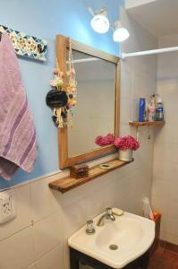 a bathroom with a sink and a mirror at Departamento 1ph in Miramar