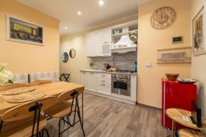 a kitchen and dining room with a table and chairs at Casa Medicea sul canale in Livorno