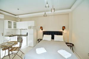 a kitchen and a dining room with a table and chairs at Earino apartments in Hydra